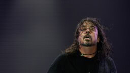 Dave Grohl tarvitsi roppakaupalla terapiaa avioliittonsa ulkopuolella syntyneen lapsen herättämän kohun jälkeen