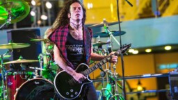 Japanin baseball-sarjan avauksessa kuultiin ehtaa kitarasankarointia – Ex-Megadeth-kitaristi coveroi Metallicaa, Gunnareita ja RHCP:tä