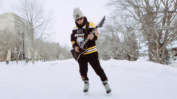 Teemu Mäntysaari julkaisi aika erikoislaatuisen soittovideon – näin Megadeth-biisi vedetään läpi luistelemisen lomassa