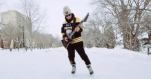 Teemu Mäntysaari julkaisi aika erikoislaatuisen soittovideon – näin Megadeth-biisi vedetään läpi luistelemisen lomassa