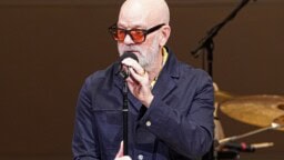 Frendit-sarjan kuulu taputuskohta sai haastajan – uuden komediasarjan tunnarin taustalta löytyy melkoisen nimekäs kööri