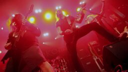 Suomenkielisen thrash metalin kuumimmassa ytimessä – Mokoma juhlisti Kuoleman laulukunnaita Tampereella