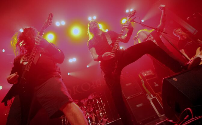 Suomenkielisen thrash metalin kuumimmassa ytimessä – Mokoma juhlisti Kuoleman laulukunnaita Tampereella