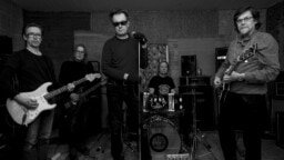 40 vuotta ja 16 studioalbumia – J.A. Mäki ja Jarno Mällinen listaavat Radiopuhelimien hankalimmat ja palkitsevimmat levyt