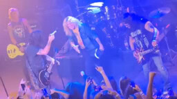 Slash ja Duff McKagan lavalla yhdessä Steven Adlerin ja Gilby Clarken kanssa – Tältä nykyisten ja entisten Guns N’ Roses -muusikkojen meno näytti