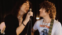 Gene Simmonsin ja Paul Stanleyn pojat iskevät jälleen – Stanley Simmons esittelee rokkaavampaa puoltaan