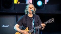 AC/DC-kitaristi pääsi sairaalasta ja nousi jälleen lavalle – videoita katsottavissa