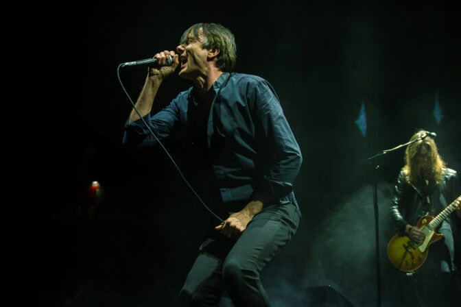 Livearvio ja kuvat: Suede osaa edelleen tehdä vaikeistakin tunteista yhteisen kokemuksen