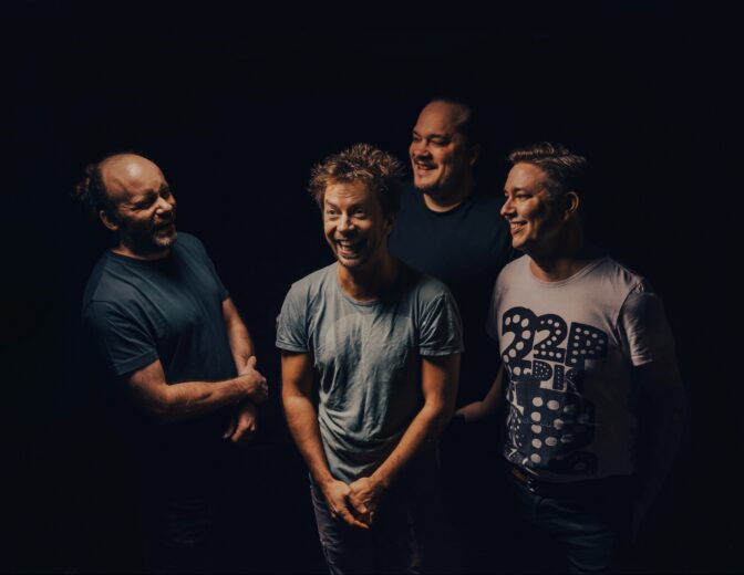 Kumpi tekee paremman musavideon, ihminen vai tekoäly? Valvomo tuotti singleensä kaksi eri videota, näistä se selviää