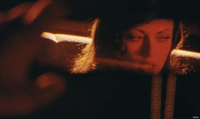 Dave Grohlin tytär Violet julkaisi David Lynchille kumartavan videon – debyyttilevy tulossa keväällä