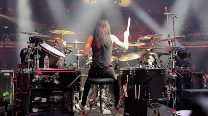 Waltteri Väyrynen esittelee jälleen taitojaan – Seattlessa kuvattu keikkavideo näyttää, miten Opethia kuuluu soittaa
