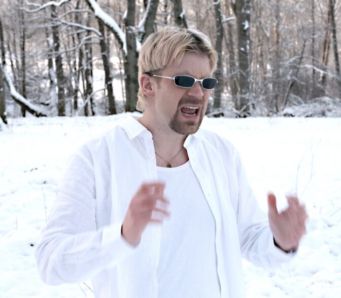 Taivas varjele, mitä sieltä tulee: Windows95man tunnelmoi vaihteeksi 1990-luvun poikabändien viitoittamalla tiellä