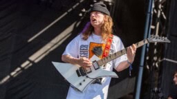 Järkyttävä tapaus: tuoreen Grammy-voittajan ex-kitaristi yritti tappaa laulajan isän