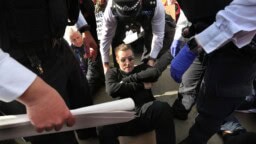 Suomesta kiertueensa aloittavan Massive Attackin Robert Del Naja pidätettiin – Osallistui mielenosoitukseen