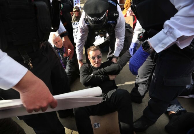 Suomesta kiertueensa aloittavan Massive Attackin Robert Del Naja pidätettiin – Osallistui mielenosoitukseen