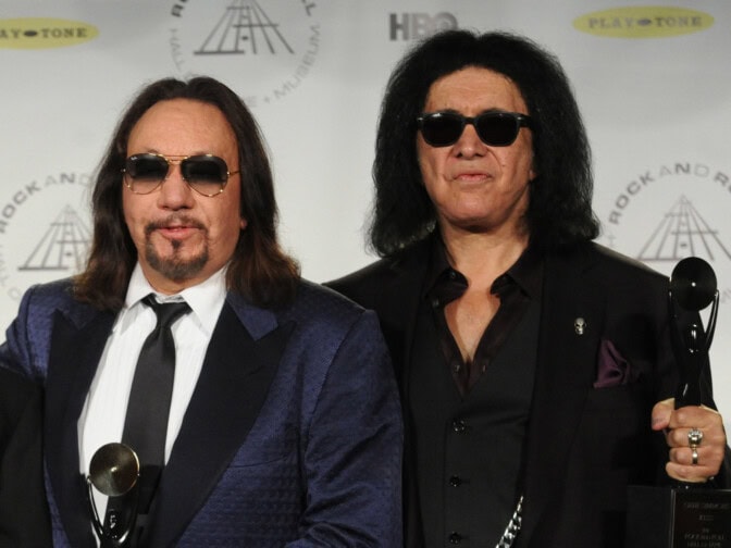Gene Simmons katuu, ettei Ace Frehleylle järjestetty interventiota jo vuosikymmeniä sitten – ”Se oli kaikilta typerä ja häpeällinen päätös”