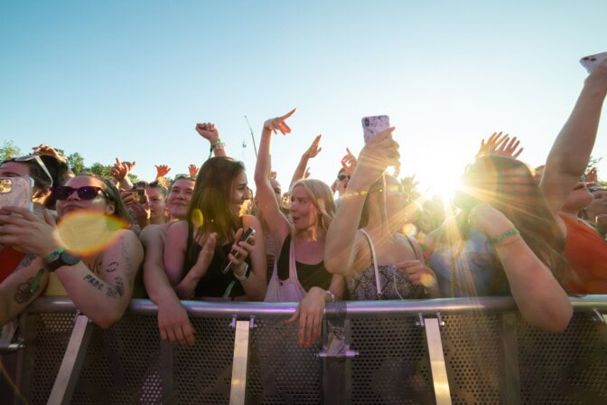 ”Olemme pettyneitä ja pahoillamme” – Tuleva festarikesä on nyt yhtä tapahtumaa köyhempi