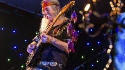 ”Liian monet kitaristit takovat soittimiaan kuin kirjoituskoneita” – Saksan suunnalta kantautuu asiallisia neuvoja nuorille muusikoille