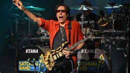 Millaisessa lukaalissa kitarajumala elelee? Steve Vai kauppaa Kaliforniassa sijaitsevaa taloaan kymmenellä miljoonalla eurolla