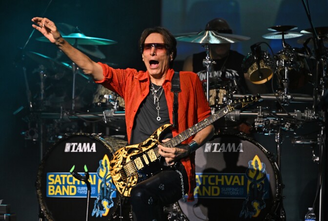 Millaisessa lukaalissa kitarajumala elelee? Steve Vai kauppaa Kaliforniassa sijaitsevaa taloaan kymmenellä miljoonalla eurolla