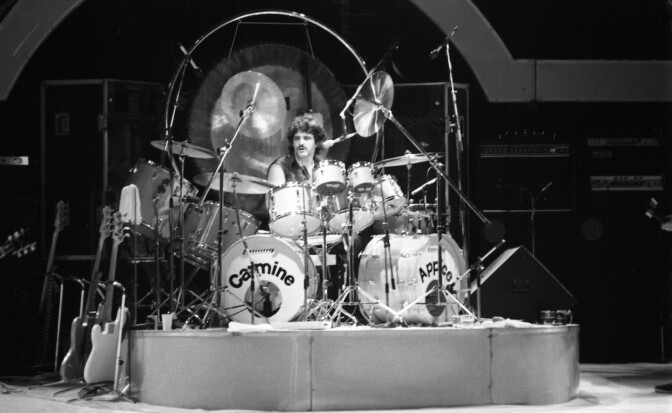 Rumpaliveteraanin huhuttiin liittyvän Led Zeppeliniin John Bonhamin kuoltua – siitäkös Rod Stewart sai idean