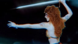 Miekan viuhuntaa, kreikkalaista mytologiaa ja raskasta jyräystä – kovaa nousua tekevä hevitulokas julkaisi uuden videon