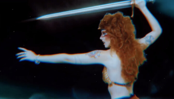 Miekan viuhuntaa, kreikkalaista mytologiaa ja raskasta jyräystä – kovaa nousua tekevä hevitulokas julkaisi uuden videon