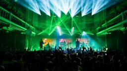 Insomnia soimaan ja party like it’s 1995! Elektronisen musiikin veteraaniyhtye Faithless saapuu syksyllä Suomeen