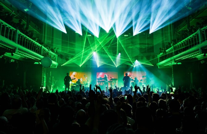 Insomnia soimaan ja party like it’s 1995! Elektronisen musiikin veteraaniyhtye Faithless saapuu syksyllä Suomeen