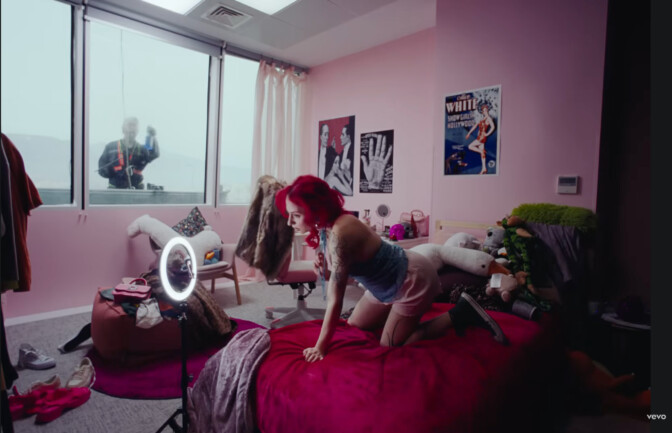 Ikkunanpesijä näkee työssään kaikenlaista, todistaa Foo Fightersin musiikkivideo – Your Favourite Toy -albumi on julki