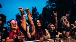 Saarihelvetti sai ohjelmistonsa valmiiksi – bändikattaus viimeistellään vanhan liiton mörököllillä Norjasta