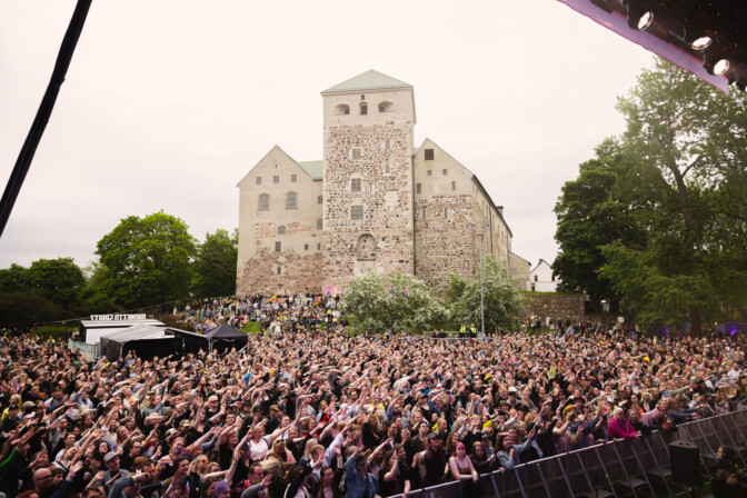 Kesärauhan yli 70 huippuartistin ohjelma on valmis – Tapahtuma uudistuu Discopuistolla