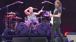 Foo Fighters -rumpalin yllätyspotkut puhuttavat edelleen – Dave Grohl palasi päätöksen syihin