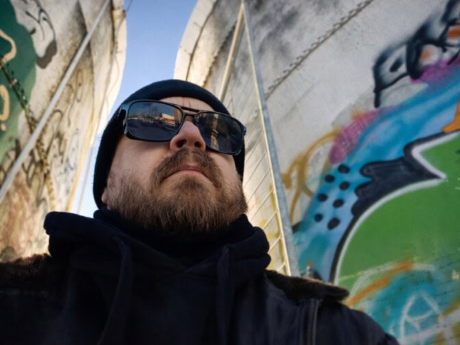 Ensinäyttö: Kamelerontin No mitä vittua?! on suora ja rehellinen purkaus nykyarjen sekavuudesta