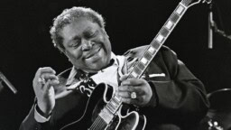 Nirvana, Metallica, The Rolling Stones, AC/DC… – Pentti Hokkasen näyttelyssä esillä suomalaisiin konserttikävijöihin suuren vaikutuksen tehneitä hetkiä