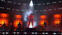 Noora Louhimo ällistytti tv-katsojat tulisella Lady Gaga -tulkinnalla – Katso video