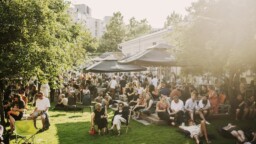 Helsingin sydämessä tapahtuu – Kulttuuritehdas Korjaamon kesäpihan monenkirjava ja maksuton ohjelmisto on nyt julki