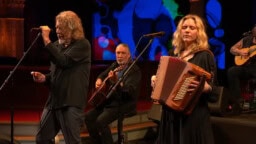 Robert Plant tarttui Led Zeppelin -klassikkoon Stephen Colbertin ohjelmassa vieraillessaan – katso