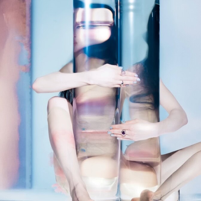 Arvio: Poppy yrittää lanseerata itseään vakavasti otettavana artistina – Empty Hands on kuitenkin tuttu ja tylsä yhdistelmä metalliriffejä, industrialia ja popkoukkuja