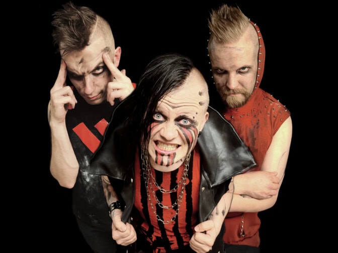 Avunhuudosta huutoterapian kautta elämänhuutoon – Ensinäytössä Riasan Villi lapsi, jolla vierailee Turmion Kätilöiden Saku Solin