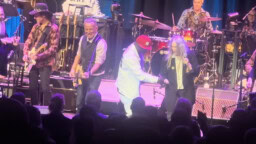 No johan on kokoonpano! Muun muassa Bruce Springsteen, Patti Smith, Flavor Flav ja Dr. Dre ottivat lavan haltuunsa palkintogaalassa