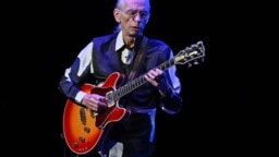 Juhlakiertue vastatuulessa: Yes siirtää keikkojaan kitaristin terveyshuolten takia