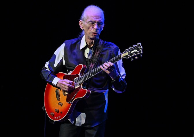 Juhlakiertue vastatuulessa: Yes siirtää keikkojaan kitaristin terveyshuolten takia