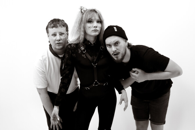 ”Kop kop” ”Kuka siellä?” ”Stoned Statues, joka haluaa keskustella hieman sisään patoutuneesta vihasta ja raivosta”