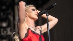 AC/DC:n kanssa kiertävän The Pretty Recklessin laulaja jakoi karun kuvan sairaalasta – ”Myrkkyhämäkit eivät ole kivoja”