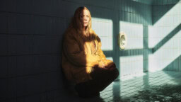 ”Kaikki muut heräävät kevääseen, mutta yhdellä on särkynyt sydän ja aika pysähtynyt” – Vesalalta uutta musiikkia videoineen