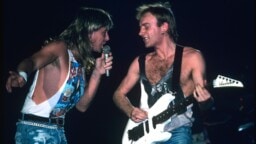 ”Hän oli vielä mitättömämpi kuin hyödytön” – Def Leppard ei todellakaan tullut toimeen hittitehtailija Jim Steinmanin kanssa