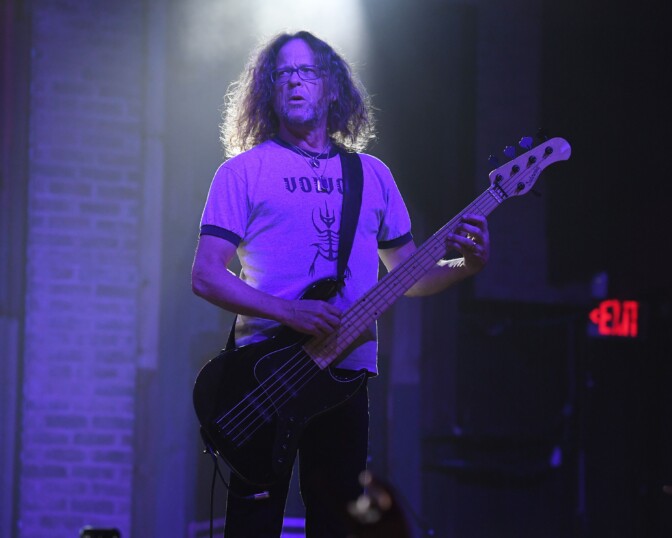 Jason Newsted avautuu todellisesta syystä, miksi erosi Metallicasta: ”Olin pahasti addiktoitunut”
