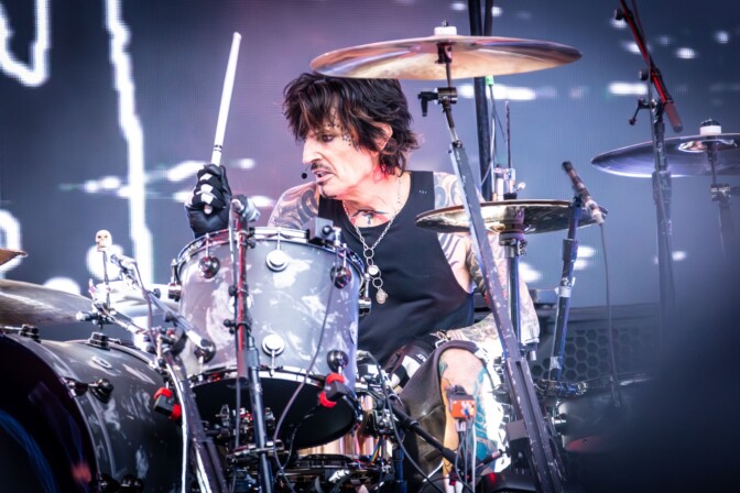 Tyhmän maailman laulu – Mötley Crüe -rumpali Tommy Lee esittelee vaihteeksi soolotuotantoa