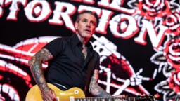 ”Olisin luultavasti vain päätynyt suomalaiseen vankilaan” – Social Distortionin Mike Ness muistelee vanhoja pahoja aikoja